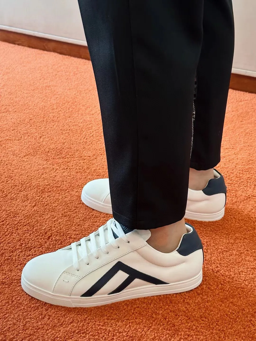Factory price: 380💰 Fendi men's sports shoes - top version. In the corner, there is no limit to expression, highlighting the FF element cowhide to highlight personality, walking well! The shoe mouth is embossed with brand letters with a cowhide label. Cowhide upper + cowhide stitching mesh lining + T men's men's shoes 💰U outsole Size: 38-44, (customized at 45)